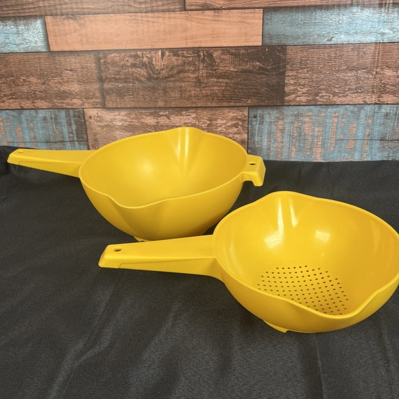 Set of 2 Vintage Yellow Tupperware Strainer Colander 1523 2 Qt 1200 1 Qt - Picture 2 of 5